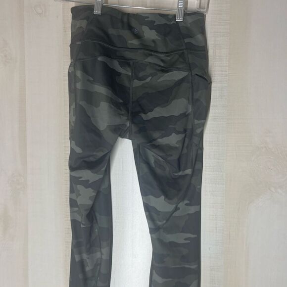 Athleta camo contender 7/8 tights leggings, size small - Picture 8 of 10